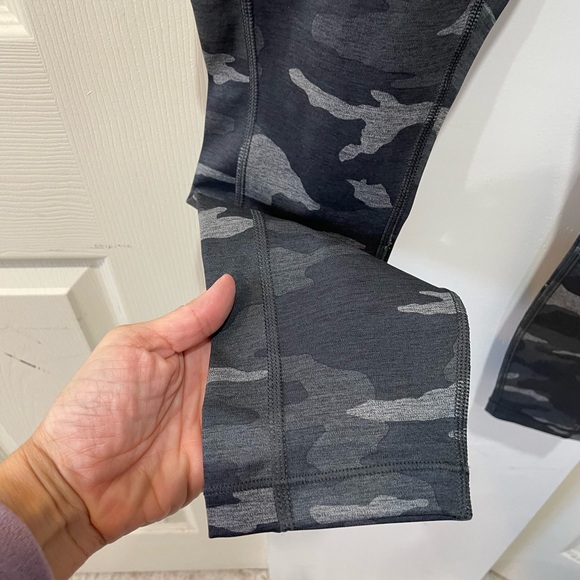 NWT Athleta Women’s Ultimate Camo 7/8 Tights Grey Workout Leggings size small - Picture 4 of 10
